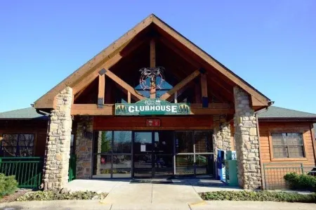 "Fox Trail" Luxury cabin at Branson Woods Resort