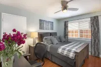 Updated 2 Bedroom Lantern District Condo All on 1 Level. Walk to Beaches/Harbor. Hôtels à proximité de : Salt Creek Beach