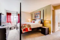 Cozy main floor 2-bedroom condo with pool & fitness area