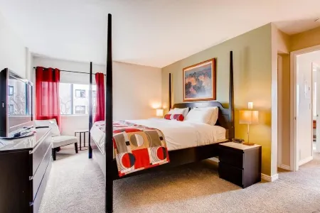 Cozy main floor 2-bedroom condo with pool & fitness area Отели рядом с достопримечательностью «Парк штата Черри Крик»