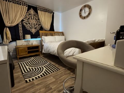 OYO Unique Guestroom - Farnworth, Easy Access to Bolton