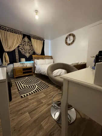 OYO Unique Guestroom - Farnworth, Easy Access to Bolton Отели в г. Фарнворт