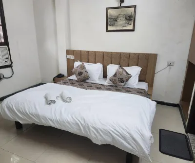 Gurjeet Hotel by Naavagat
