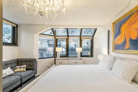 New San Juan 303 by AvantStay Modern Penthouse w Deck Overlooking Main Street