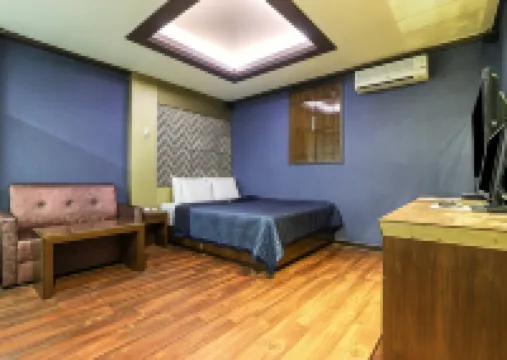 Oryu Seven Hotels near Abraham Park Kenneth Vine Collection Museum