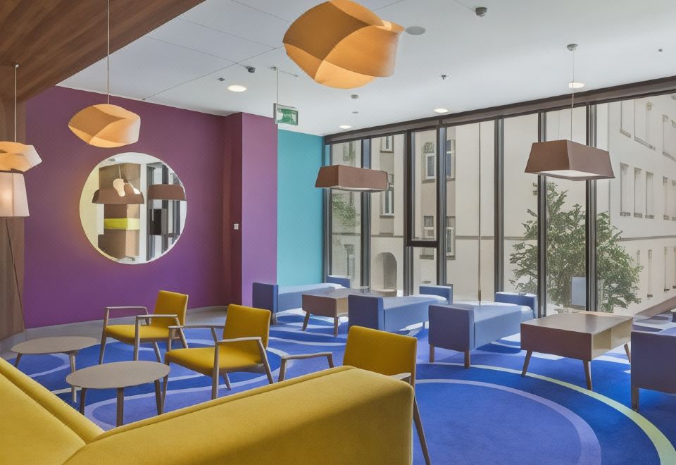 햄프턴 바이 힐튼 로비