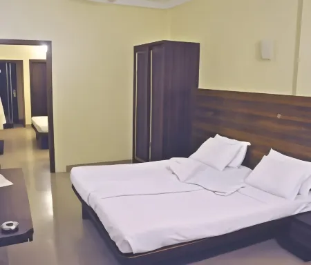 Hotel Royal Enclave Отели рядом с достопримечательностью «Pataleshwar Cave Temple»