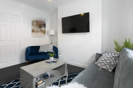 *Central 2 bed - Sleeps