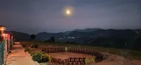The Bowers Chalet Private Campfire & Lawn BBQ, Wifi, Breakfast Hill Top 360 Degree View