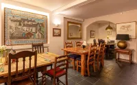 The Hawk & Buckle Inn - 2-Star