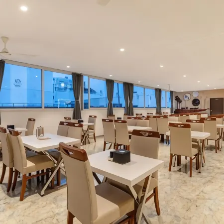 Galaxy Royal Suites Отели рядом с достопримечательностью «Конференц-центр Frontier Management»