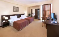 Ani Central Inn - Pools