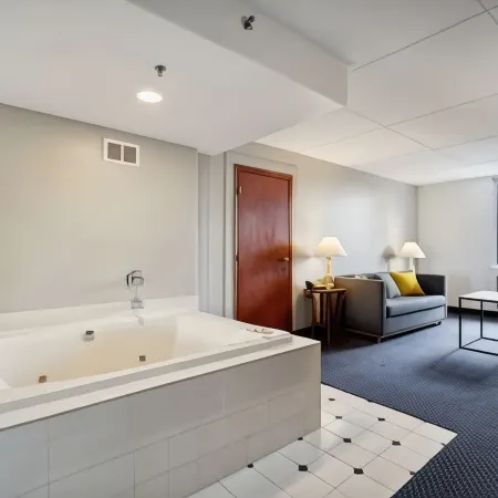 Econo Lodge Inn & Suites