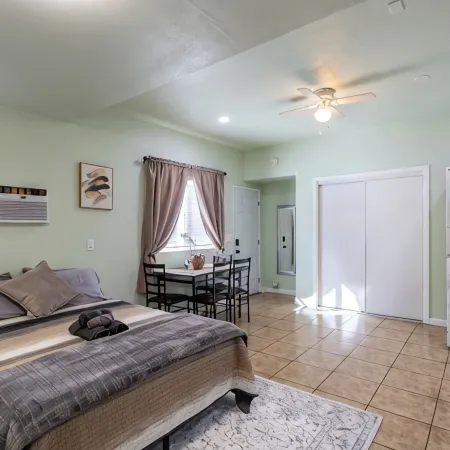 Spacious Modern Studio with a private entrance nearby Sequoia N Park