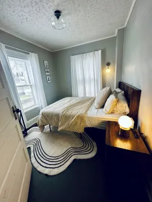 Cozy and modern 2 bedroom apartment with balcony in downtown Elkins, WV