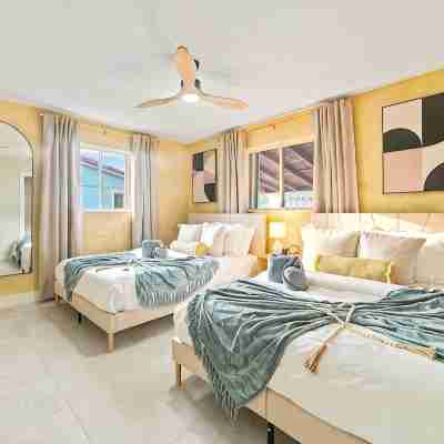 Sunny-Haven 3 Bedroom PoolVilla With GameRoom near the Beach & Shopping Centers Rooms