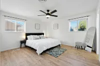 Spacious 3-bedroom house with card table, backyard and Wifi in NE Albuquerque - Bungalows