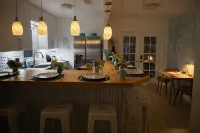 The Peacock Bungalow - Newly Renovated, Heated Pool & Jacuzzi, 5 min to Beach - 4-Star