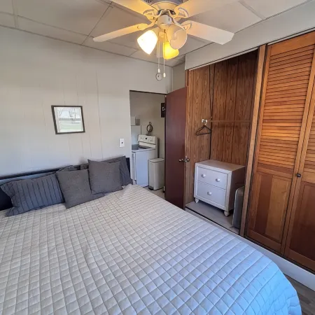 1 Block to the Beach! Firepit, 2 Bikes, Sleeps 4 Отели в г. Ту Риверс