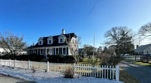 Dennisport! Walk to 3 Public Beaches! Charming 4-bedroom 3 bath House with AC - 4 stjerner
