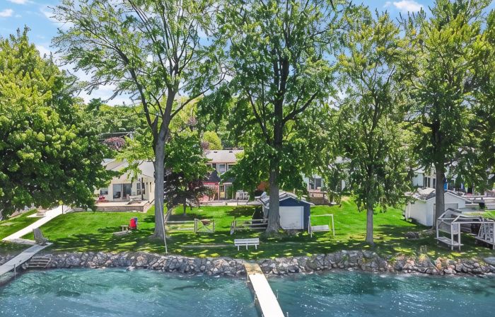 New! Sunset Shores: Lakefront home with private pier/huge fenced yard!