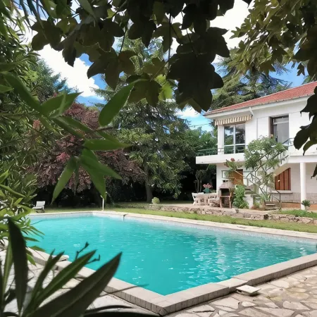 Beautiful house with large spring-water pool at the gateway to the Cévennes Отели в г. Алес