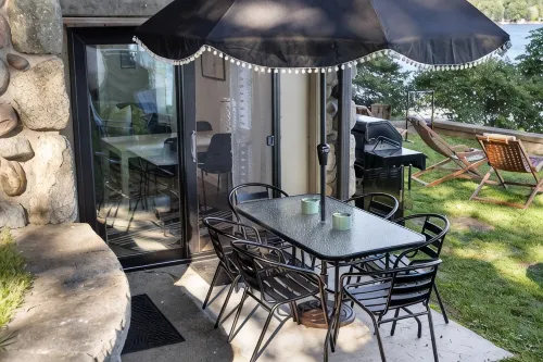 Lakefront Storybook cottage • Hot Tub • Fireplace • 4 bd 2 bath. - WiFi