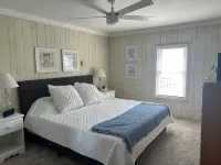 Charming Beachfront 4-bedroom cottage with WiFi, AC in Coldwater