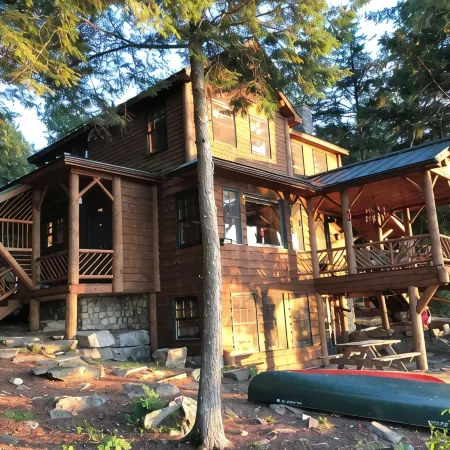 Warm & Inviting Lakeside Retreat, Private, Tranquil Picture Perfect Setting