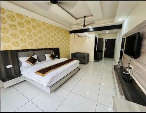 Hotel Blue Pine @Har Ki Pauri Road