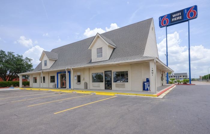 Motel 6 Webster, TX - Houston - NASA Lake
