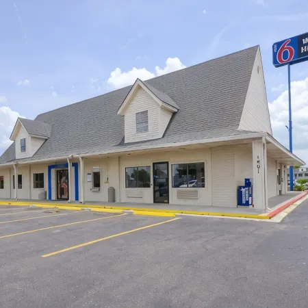 Motel 6 Webster, TX - Houston - NASA Lake