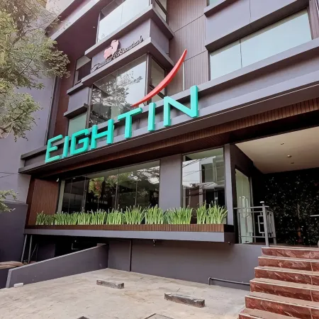 Eightin Hotel Sudirman Jakarta Отели рядом с достопримечательностью «Концертный зал Balai Sarbini»