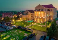 Tresor Le Palais Timisoara, Curio Collection by Hilton - Pools