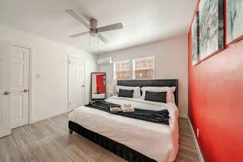 NEW Montrose Gem! Central to Downtown HTX, NRG, & the Museum District. - Condos