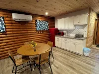 Charming Log Cabin on a Quiet Back Road to Get Away from it All and Enjoy Nature - Hytter
