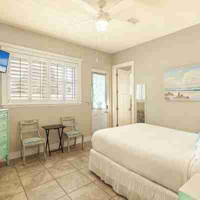 Key West Style Apartment - with pool/hot-tub Rooms