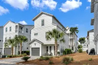 4 cruiser bikes, 8 beach chairs, .5 mile to beach POOL OPEN!