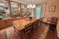 Cozy Retreat 5 Min from Mainstreet - Covered Deck - Fireplaces - Secluded - balcón