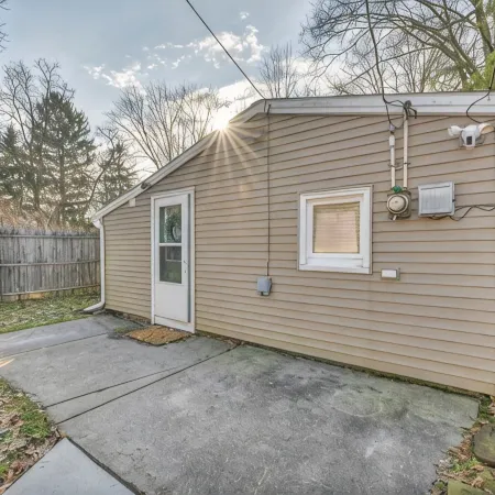 Fenced.Private Bungalow-CLE & BW.Dog Friendly!