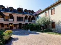 Prestigious 70sqm near Milan/Rho fiera/Airport Hotels in Legnano