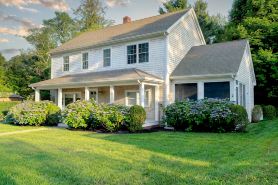 Charming 4-bedroom home in marvelous Tisbury walking distance to shops and ferry
