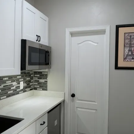 GORGEOUS 1 BEDROOM WITH FREE WIFI & STREET PARKING