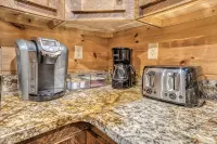 VIEWS! Game Room + Hot Tub + Outdoor Fireplace + 3 Decks - Tiny houses