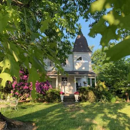 Charming 2-Bedroom Apartment on 2nd Floor in Millbrook NY, Right in the Village
