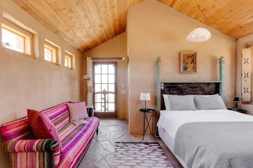 La Biblioteca: Eclectic Cottage in OKeeffe Country - 3-Star
