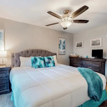 Cozy 2-bedroom condo 2/2 just blocks from base-with W/D and wifi