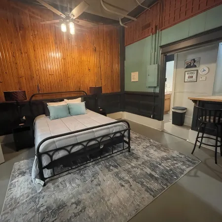 The Cranny at Main Street Suites: 1 bedroom with smart TV in downtown Van Buren