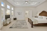 Stylish Retreat near Park & Beach-Designer Kitchen - 4 ดาว