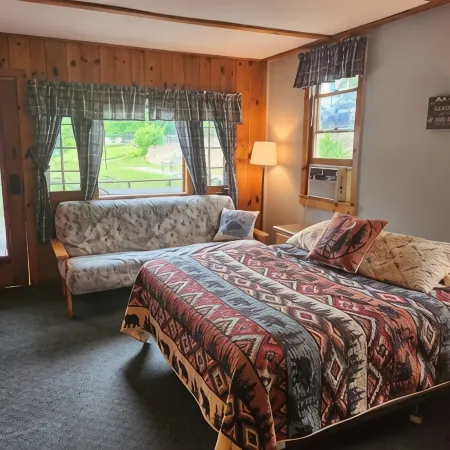 2 Bed /2 bath cabin w/ Lake George access